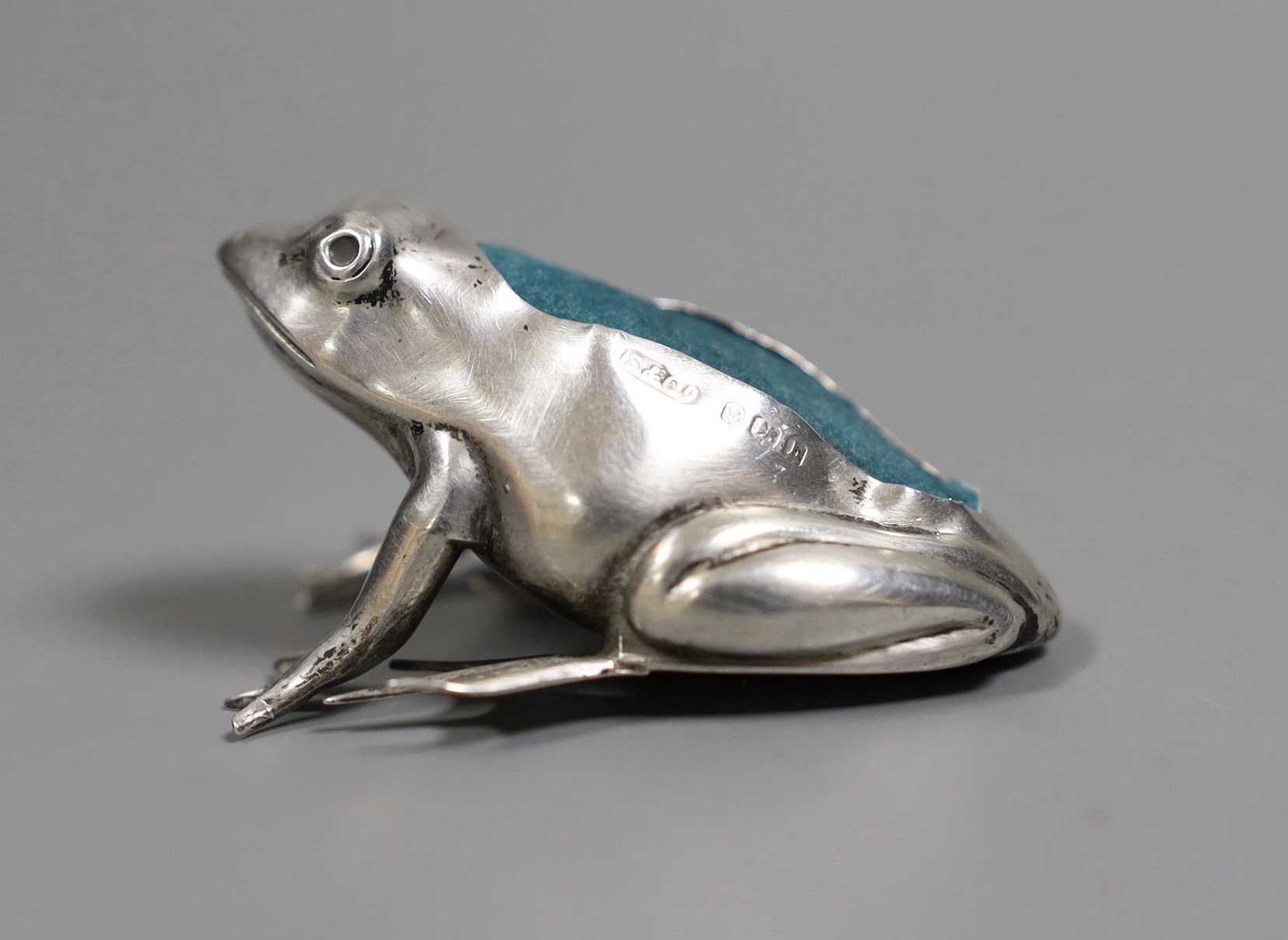 An Edwardian novelty silver mounted pin cushion, modelled as a frog, Sydney & Co, Birmingham, 1907, 54mm.